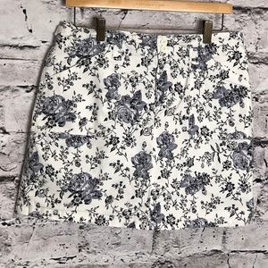 Gloria Vanderbilt Shorts - Gloria Vanderbilt Denim Print Skort. Size 12 Gloria Vanderbilt Shorts - Gloria Vanderbilt Denim Print Skort. Size 12